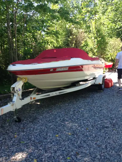 Bateau tres bonne condition a toujours été sur un lift dans l'eau douce .trailer avec nouveau tire....