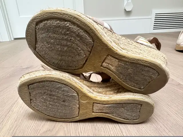 Women’s size 6 Roxy shoes in Women's - Shoes in City of Toronto - Image 6