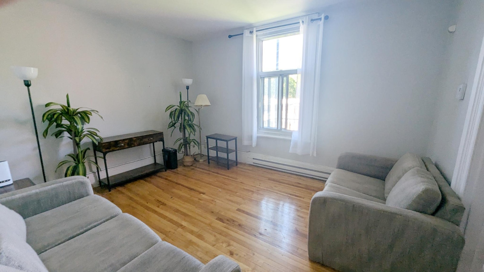 Grand 5 ½ à Louer –  à NDG/ Bright & Spacious 5 ½ for Rent — photo 1