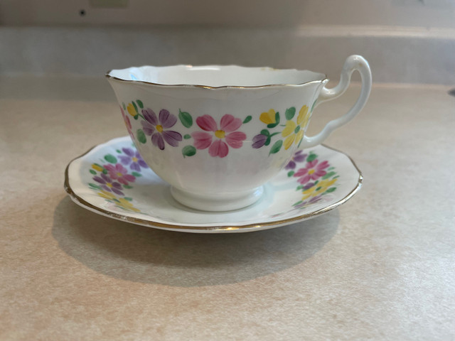 Tea cup and saucer  dans Art et objets de collection  à Napanee