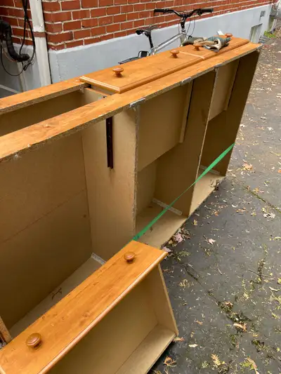 Lit très usagé fonctionnel avec trois tiroirs. A été utilisé pour trois enfants. Excellent matelas q...