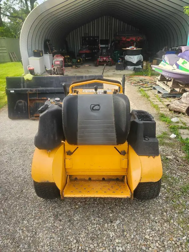 commercial stand on mower in Lawnmowers & Leaf Blowers in Kitchener / Waterloo - Image 5