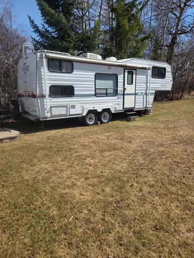 Great camper just sealed the roof with rubber coating... Newer nice matters in the master Needs anim...