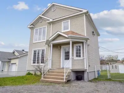 À louer – Magnifique maison à Lavaltrie, face au fleuve!