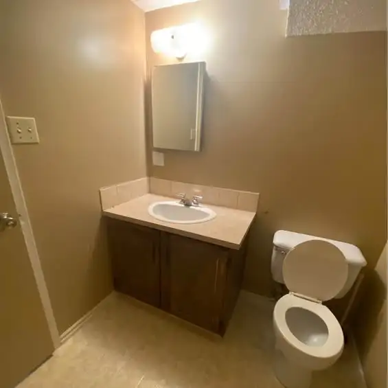 Spacious 2 bedroom lower duplex unit in Tuxedo in Long Term Rentals in Calgary - Image 5