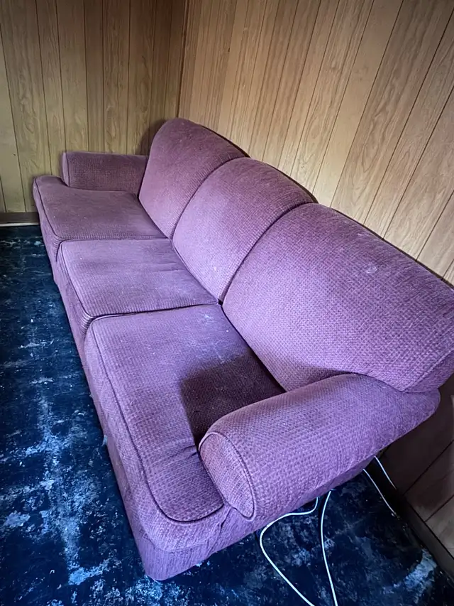Three-Seater Sofa in Couches & Futons in Winnipeg - Image 2