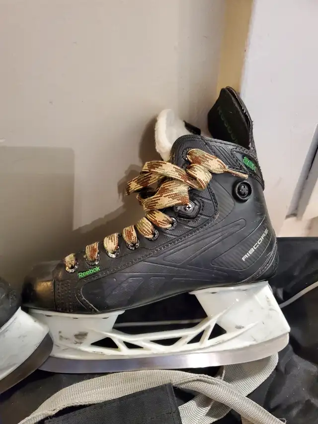 Kids / Youth Size 4 - Reebok Ribcore 26K Hockey Skate in Hockey in Winnipeg - Image 2