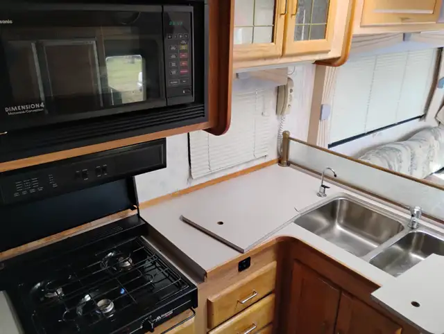 1995 Thor Residency Class A Gas 35’ Motorhome in RVs & Motorhomes in Charlottetown - Image 9