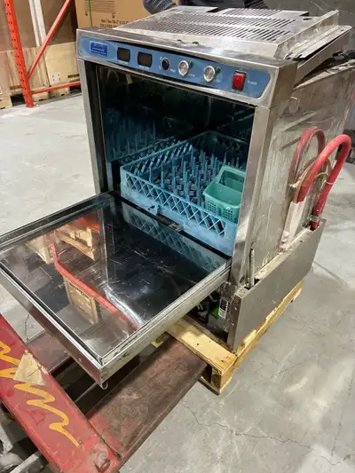 Commercial High Temp Dishwasher Great working condition.