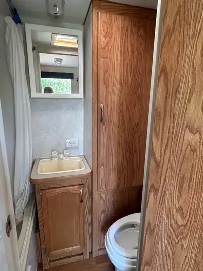 Roulotte Ameri Lite 2004, 23pieds très propre et tout fonctionne Pour plus d’informations Raymond 45...