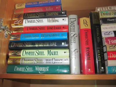 28 Danielle Steele hardcover books. $1.00 each or all for $20.00