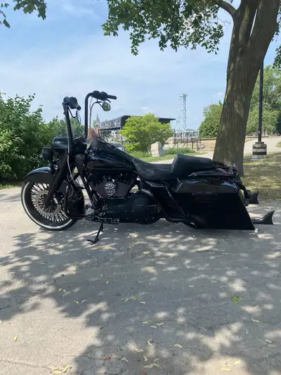 Harley Road King 2006 88ci motor fuel Injected Cholo murdered out style Saddlemen seat 18” apes Stre...