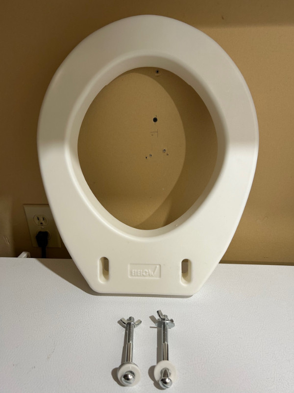 Toilet seat (raised) in Bathwares in Saskatoon - Image 2