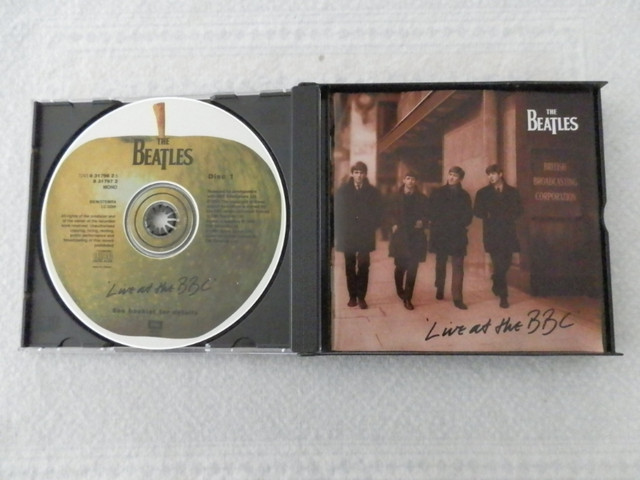 Boîtier 2 CDs - The Beatles live at the BBC / 2 CDs set dans CD, DVD et Blu-ray  à Laval/Rive Nord - Image 3