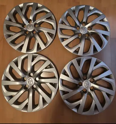Je vends un ensemble de quatre enjoliveurs Toyota. Ils sont en bon état et s'adapteront à la plupart...