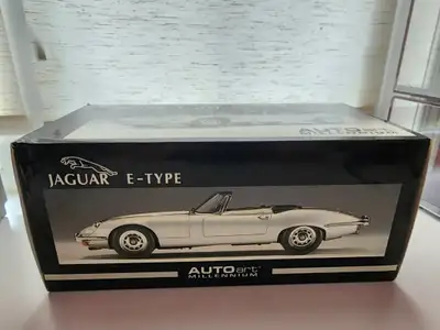 Autoart Jaguar E Type Roadster Series III V12 1/18 diecast Scale with box. AS IS. Part of rear badge...