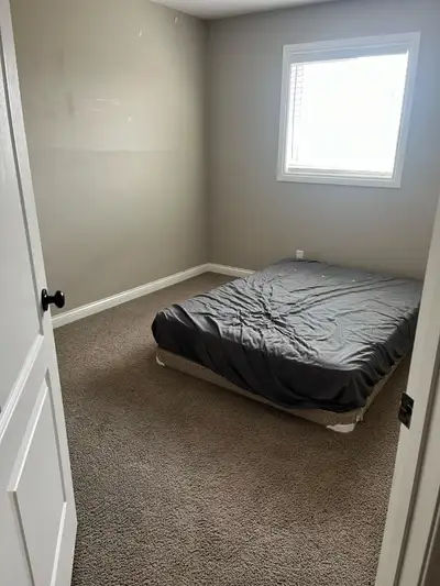 Room available located in the SW. Next to 2 bus stops and not far from Somerset C train station. Roo...