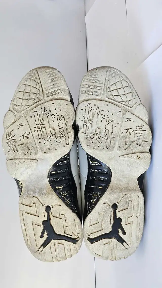 Air Jordan 9 Barons  Youth Sneakers Size 9.5 in Men's Shoes in City of Montréal - Image 9