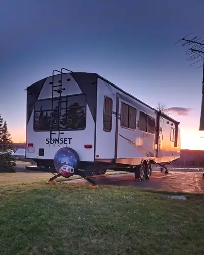 2020 Sunset Trail 330SI Ultra Light Travel Trailer. 37 ft., 3 Slide outs. Half Ton Towable. Kitchen...