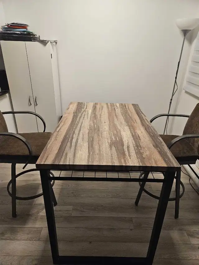 dinning room table and chairs in Dining Tables & Sets in Laval / North Shore - Image 4