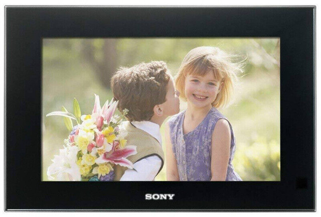 Sony DPF-V900 9-Inch Digital Photo Frame in Cameras & Camcorders in Mississauga / Peel Region