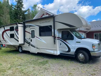 Ready to Roll 2018 chateau Thor 30 D 67,000 k 4 tv ‘s Sleeps 10 Generator 4kw. 3 burner stove with O...