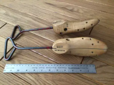 Anciennes formes et élargisseur ( stretcher ) pour souliers de femme. En bois d’érable, de la compag...