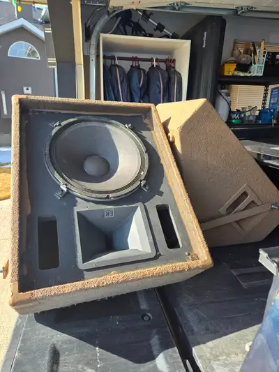 This pre-owned Samson sound system features powerful professional-grade speakers and dual amplifiers...