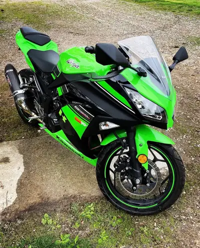 2013 Kawasaki Ninja, 1 Owner(myself) purchased brand new. 6511 KM Aftermarket carbon fibre yoshimura...