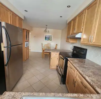 Grand 5 1/2   3 chambres  climatisé dans un haut de duplex