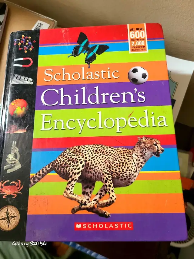 Scholastic Children's Encyclopedia Book in Children & Young Adult in City of Toronto - Image 4