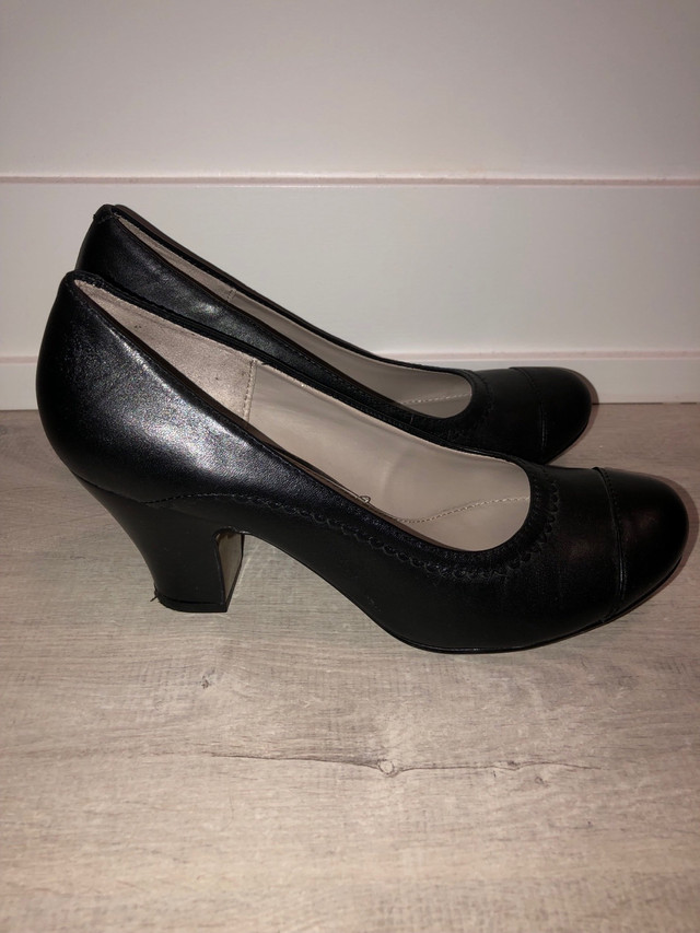 Women’s size 9.5 Hush Puppies shoes in Women's - Shoes in City of Toronto - Image 2