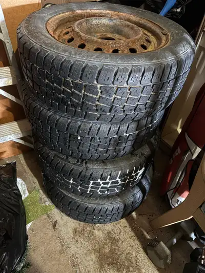 set of 4 Avalanche winter tires (215/60R16) mounted on steel rims. 5x114.3 275$ OBO