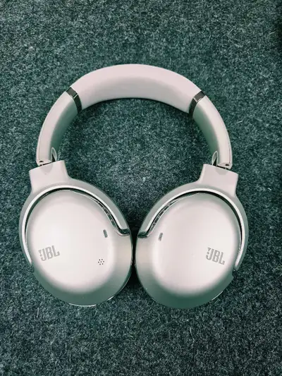 Améliorez votre expérience audio avec ces écouteurs JBL Tour One haute performance, offrant une rédu...