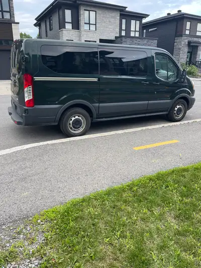 Véhicule de marque Ford transit à louer à la journée, a la semaine ou au mois. 8 places assises et a...