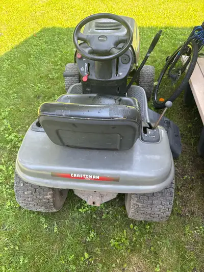 tracteur de pelouse d'occasion Craftsman LT2000 (équipé d'un moteur Briggs & Stratton Intek 21 OHV)...