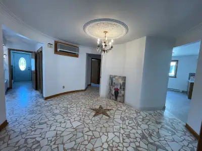 Grand 6 1/2 à louer dans le quartier St - Michel, logement bien rénové, entre laveuse/sécheuse. 3 ch...