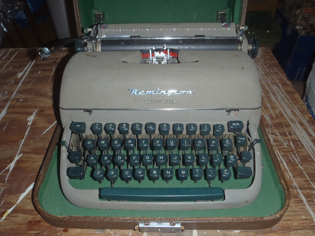 REMINGTON MANUAL TYPEWRITER WITH CASE in Arts & Collectibles in Leamington - Image 2