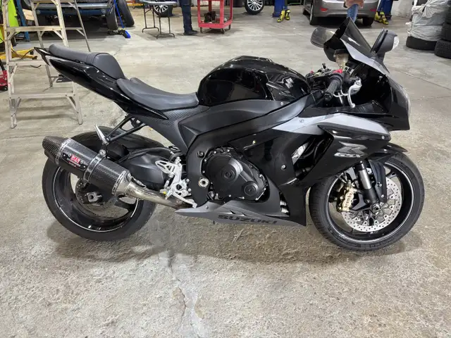 gsxr 1000 in Sport Bikes in Hamilton - Image 3