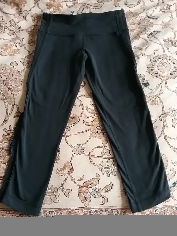 Lululemon Wunder Under Crop Ruffle Black in Women's - Bottoms in City of Toronto - Image 5