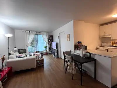 This 2nd floor appartment is filled with natural light and has a balcony. It’s ideally located near...