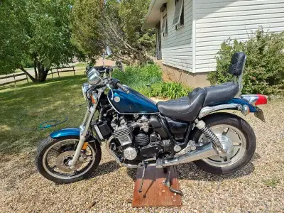1985 Yamaha XJ750 Maxim X Runs good and is very fast. About 90 HP. Very fun bike. 44,315 kms. Tires...