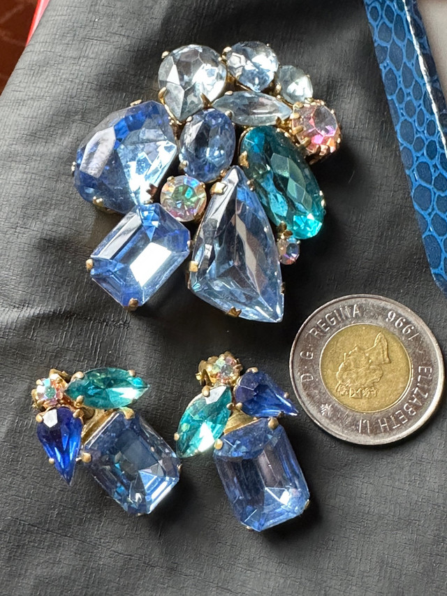 VINTAGE JEWELLERY SET; EARRINGS & BROOCH  in Jewellery & Watches in Regina - Image 2