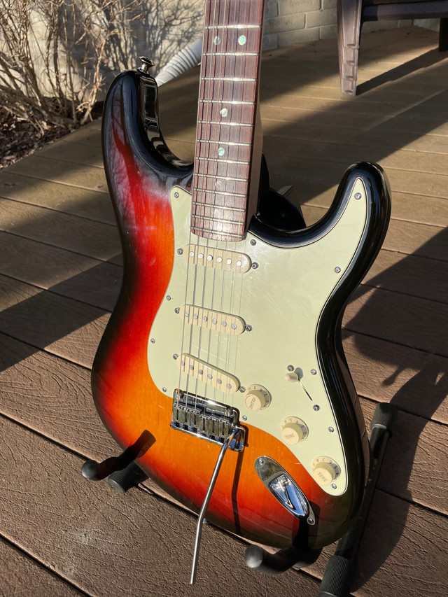 2009 Fender American Deluxe Stratocaster Guitar in Guitars in Oshawa / Durham Region - Image 2