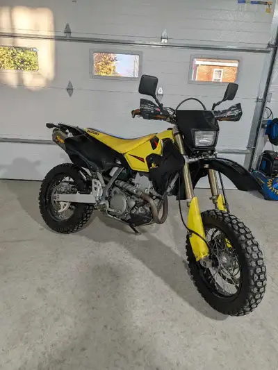 Drz400sm on Shinko SR224's 50/50 tires. 3x3 air box mod JD jetting FMF muffler Extra padding added i...