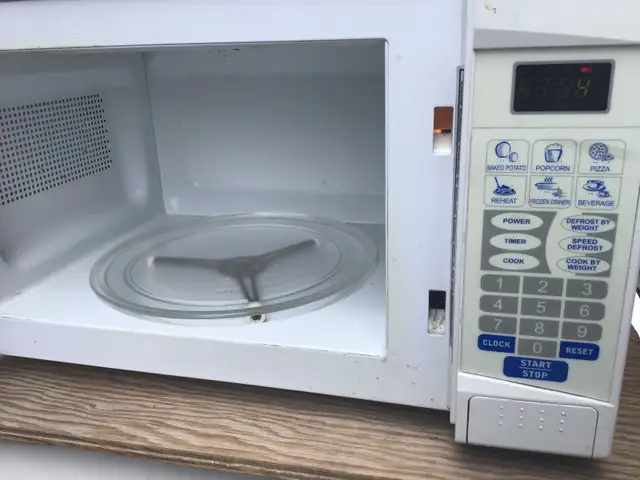 "Danby" White  Top Counter Microwave -700W, 0.6 cu.ft in Other in Oakville / Halton Region - Image 4