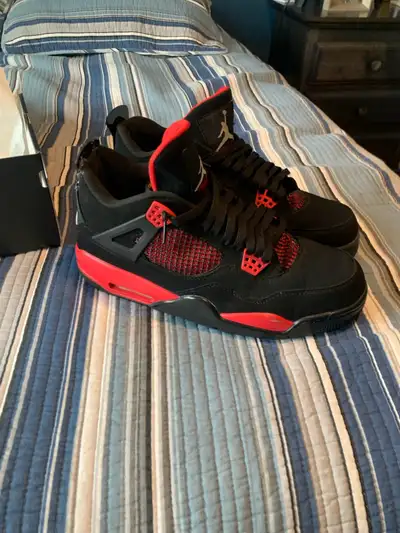 Shoes are in great condition Back tag had fallen off so there is glue to hold it on Comes with laces...