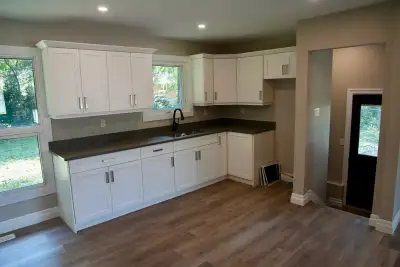 Beautiful remodelled home for rent in quiet neighbourhood in South Windsor. Close to all amenities -...