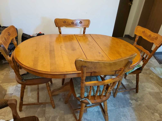 Kitchen table in Dining Tables & Sets in Saskatoon