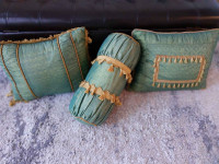 Set of 3 green pillows